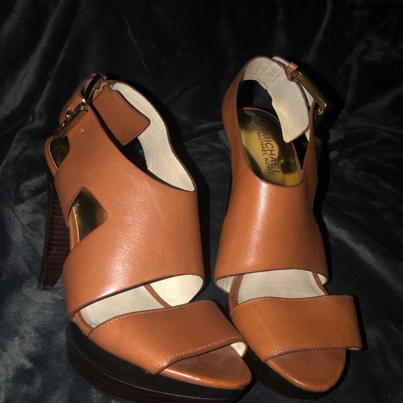 Michael Kors tan Leather heels supportive straps gold buckles offer good support - Picture 2 of 13